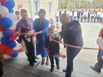 Депутаты Верховного Хурала побывали в своих избирательных округах и поздравили учеников, коллективы школ с Днем знаний.