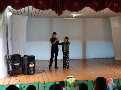 Сотрудники полиции Тувы проводят встречи с отдыхающими детьми в лагерях