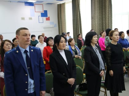 Тываныӊ уруглар азыраан эӊ эки өг-бүлелери ДээдиХуралдыӊ Хүндүлел бижиктеринге төлептиин көргүскен