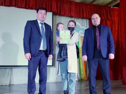 53 молодых семьи в Кызыле получили денежные сертификаты на улучшение жилищных условий