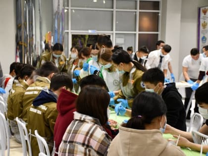 В Кызыле прошел массовый молодежный мастер-класс по лепке тувинских пельменей