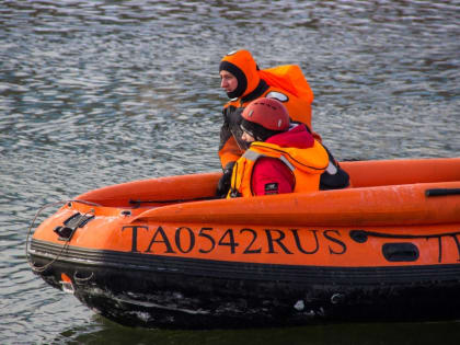 Во время наводнения тувинских школьников на экзамены перевозят на лодках и вертолётами