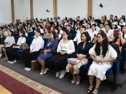 Глава Тувы Владислав Ховалыг поздравил золотых медалистов со всех школ республики