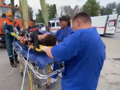 В Кызыле спасатели сняли с высоты строителя, которого ударило током