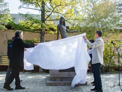 «Вечноживущая»: в Туве открыли памятник художнице Наде Рушевой