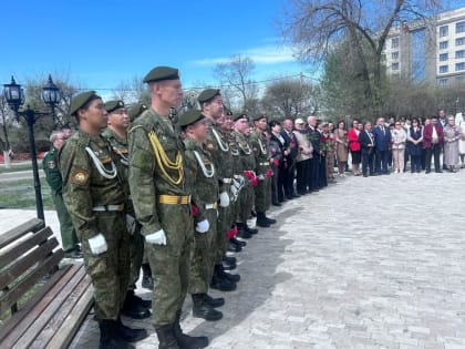 В Туве партийцы «Единой России» возложили цветы к памятнику «Красный обоз»