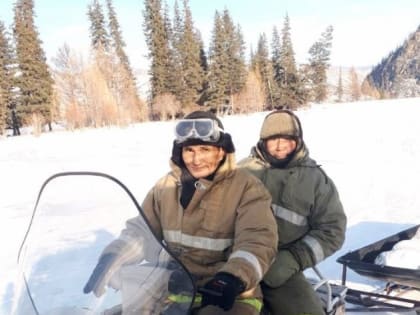 Сотрудники МЧС в Туве доставили продукты и корма для скота чабанам, оказавшимся в снежном плену