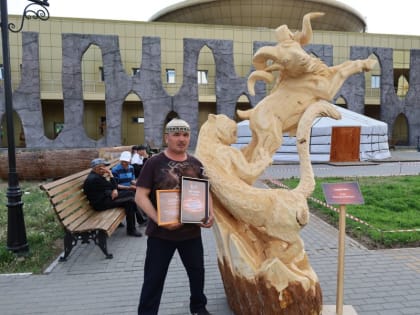 Мастер из Кунгуртуга Очур Аракчаа победил в Конкурсе резьбы по дереву "Уран Балды"
