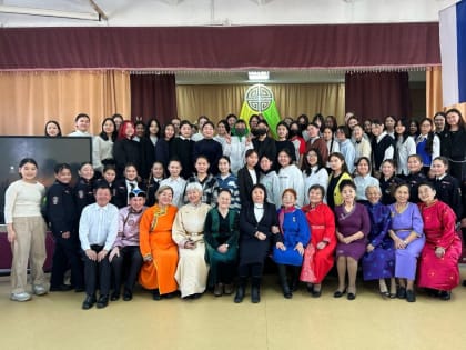 Активисты проекта «Старшее поколение» партии «Единая Россия» делятся с молодежью Тувы своим опытом