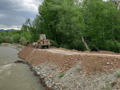 Группу школьников в Туве доставили вертолетом к месту сдачи ЕГЭ из-за паводка