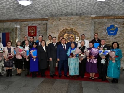 В Туве в честь Шагаа работникам различных отраслей вручили госнаграды