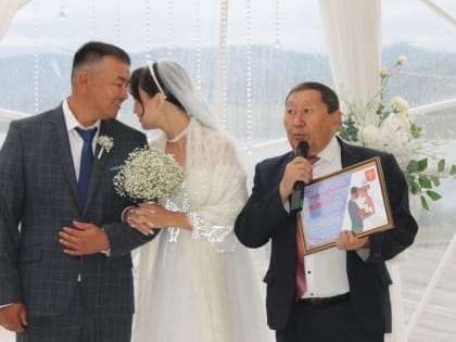 В Кызыле четыре пары молодоженов сыграли 