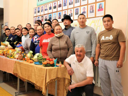 В ТувГУ состоялась ярмарка изделий инновационных подразделений «Золотая осень-2023»