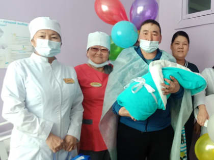 Торжественная выписка первого ребенка, родившегося в 2023 году в Эрзинском кожууне.