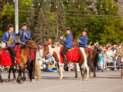 Единственный в России конный духовой оркестр из Тувы поздравил новосибирцев с Днем города