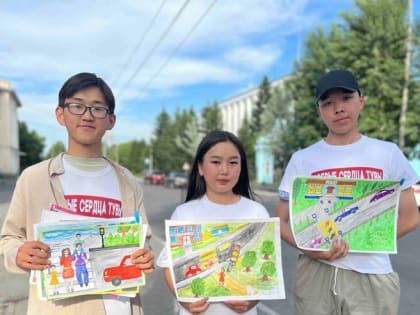 В кызылских автобусах появились детские рисунки на тему дорожной безопасности