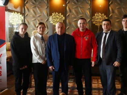 Кандидат в президенты России Николай Харитонов встретился с киберспортивными командами