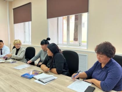 Сенатор Дина Оюн провела прием граждан в филиале фонда «Защитники Отечества» в ходе рабочей командировки в Туве