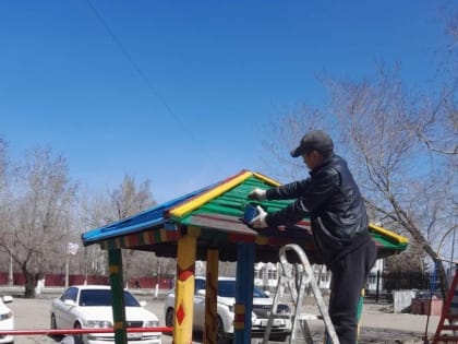 Жители многоквартирного дома в Кызыле самостоятельно благоустроили двор на организованном субботнике