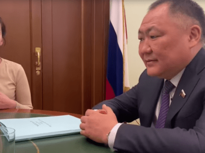 Подвергшийся насилию мальчик из Тувы вместе с матерью прилетел на лечение в Москву