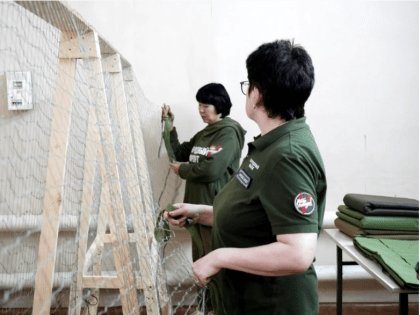 Тува организовала волонтерский центр по плетению маскировочных сетей в Свердловске (ЛНР)