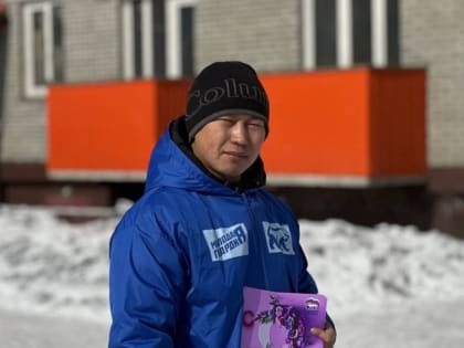 Активисты «Единой России» и «Молодой Гвардии» поздравили жительниц многоквартирных домов с Международным женским днем