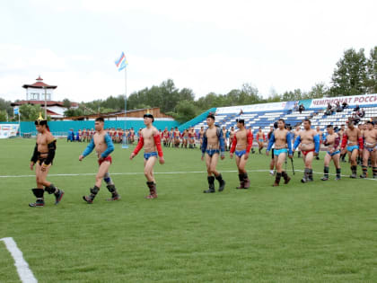 Председатель Верховного Хурала Кан-оол Даваа посетил соревнование по национальной борьбе хуреш среди борцов до 18 лет