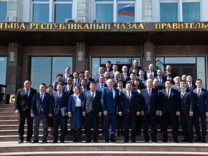 Мэру Кызыла Кариму Сагаан-оолу в День местного самоуправления вручили медаль "Общественное признание"