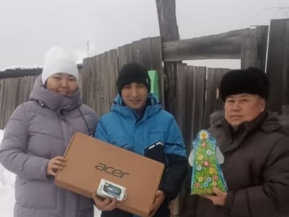 Ёлка желаний продолжает дарить радость детям Тувы