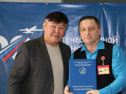 Депутат Верховного Хурала Олег Сарыглар поздравил коллектив аэропорта Кызыла со 100-летием гражданской авиации России