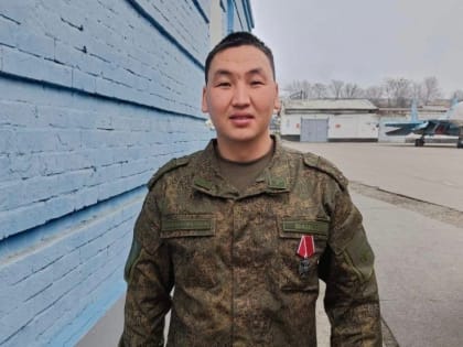 Военнослужащие Сумия Дандаа и Айдын Ооржак получили награды от Президента России