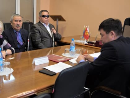 Мэр Кызыла провел прием граждан, за помощью обращались общество слепых, военнослужащие и предприниматели