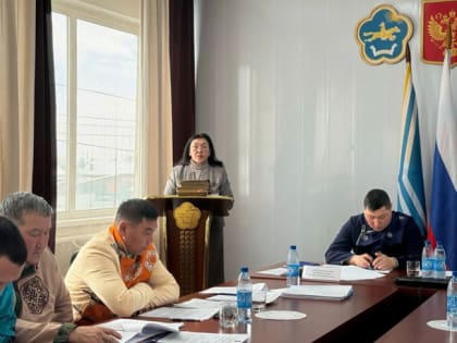 Руководитель ОЗАГС Чаа-Хольского района презентовала «Золотую книгу юбиляров супружеской жизни Чаа-Хольского района».