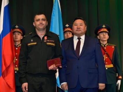 В Туве вручили госнаграды военнослужащим и сотрудникам правоохранительных органов