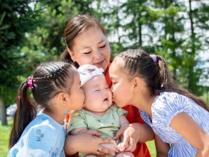 В Туве провели фотосессию семей ко Дню семьи, любви и верности