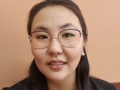 Молодой преподаватель музыки Чечек Тумат