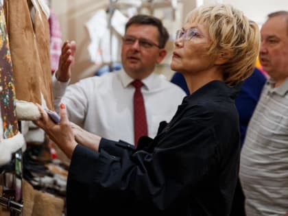 Сенатор Дина Оюн побывала на предприятии «Мех Оретекс», выпускающем продукцию из овечьей шерсти