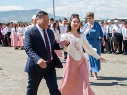 Последний звонок прозвенел для более чем девяти тысяч выпускников Тувы