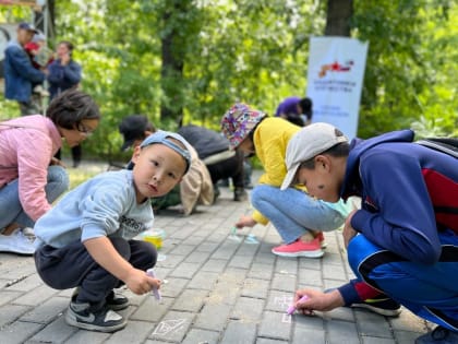 В Международный день защиты детей активисты «Добрые Сердца Тувы» помогли организовать яркий и радостный конкурс рисунков на асфальте
