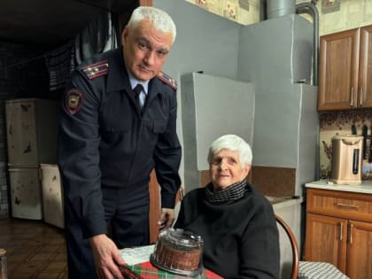 Замминистра МВД Тувы Александр Лойков поздравил ветеранов тыла с Новым годом