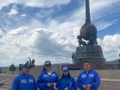 В Туве активисты «Молодой Гвардии» раздали ленточки с российским триколором