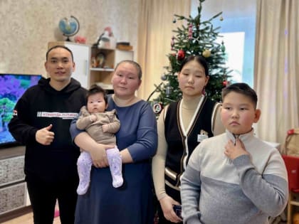 Многодетная семья участника СВО передала новогодние подарки для других многодетных семей