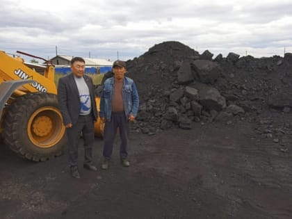 Секретарь Бай-Тайгинского местного отделения партии "Единая Россия", глава кожууна Экер Байс проинспектировал топливный склад в Бай-Тайгинском кожууне