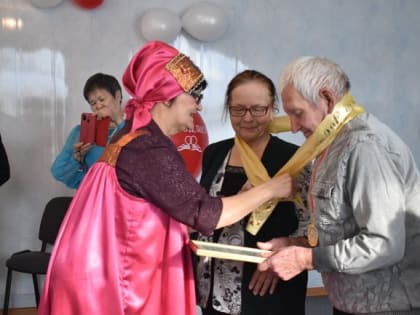 Супруги из Турана в Туве отметили изумрудную и золотую свадьбы