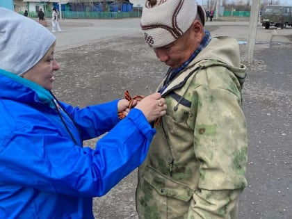 В Туве волонтёры «Единой России» раздают Георгиевские ленточки