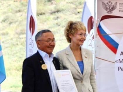 Сенатор Дина Оюн поздравила выдающегося камнереза Тувы Алексея Кагай-оола с юбилеем