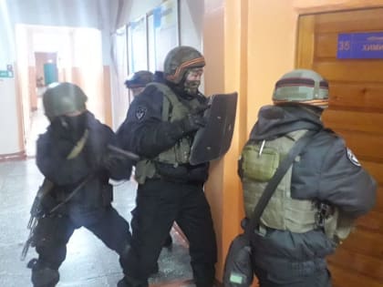 Совместная тренировка ОМОН и вневедомственной охраны прошла в Республике Тыва