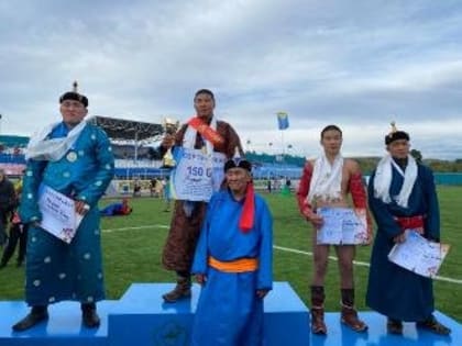 Тува: Сугдер Намчаа из Эрзина лучший в борьбе хуреш среди спортсменов до 18 лет. Его приз - 150 тыс.рублей