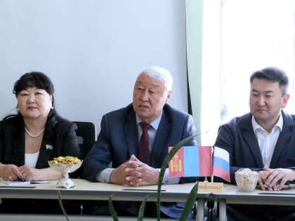 Тувинские и алтайские депутаты посетили кафедру иностранных языков Ховдинского филиала Улан-Баторского госуниверситета