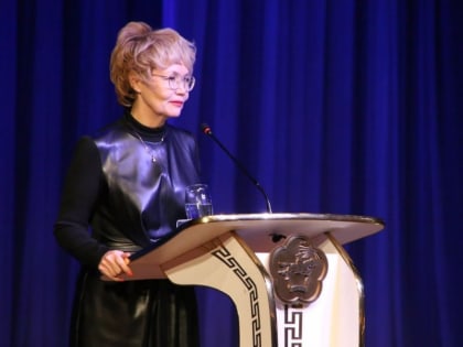 Сенатор Дина Оюн поздравила земляков с Днем Конституции республики